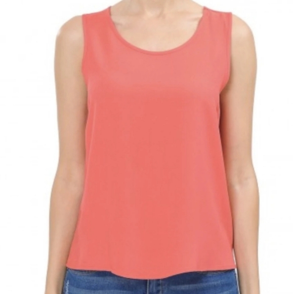 Sleeveless woven top with open tulip back - Picture 3 of 4